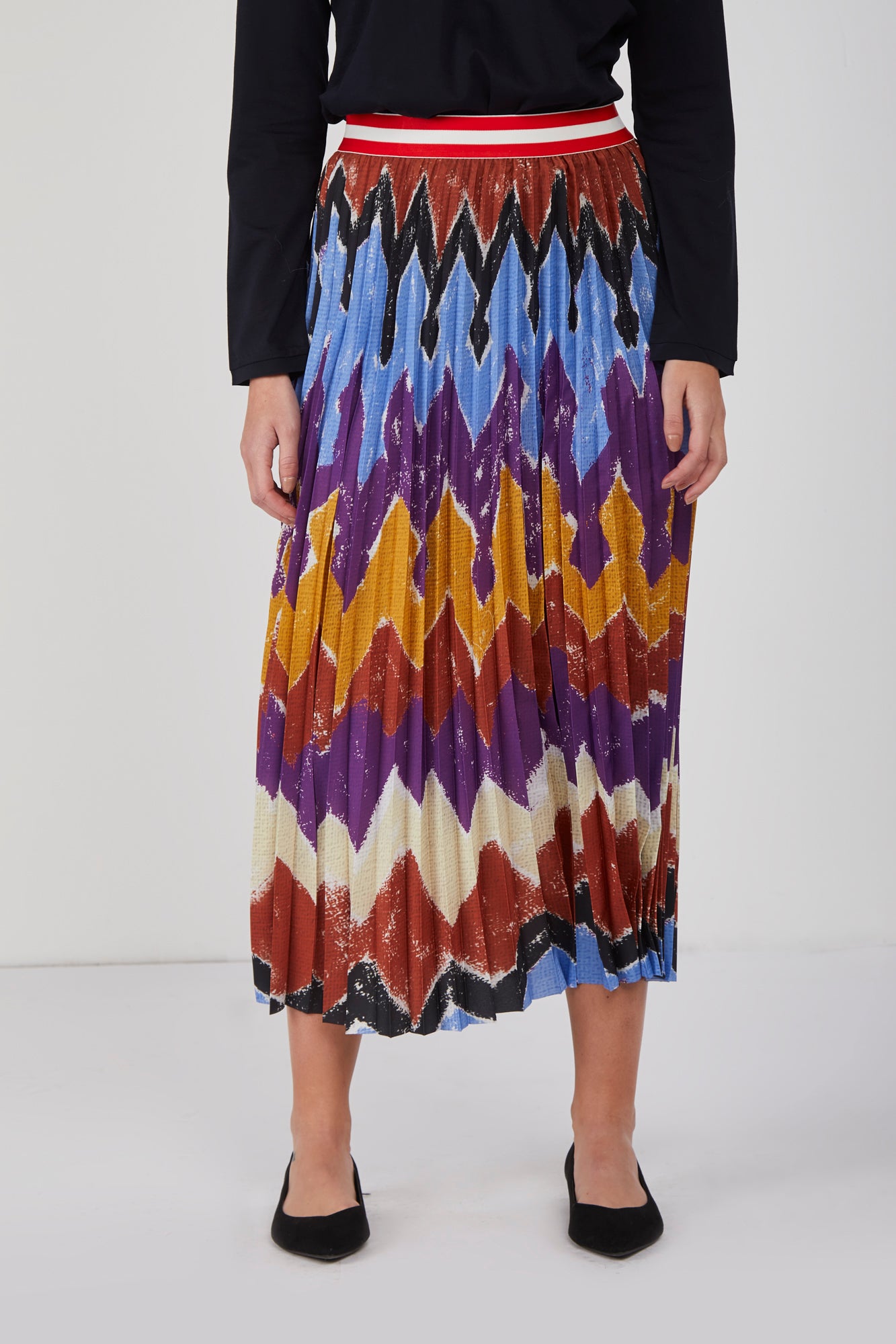 Patterned accordion outlet skirt